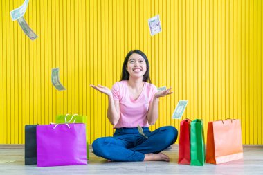 Asyalı kadın holding alışveriş torbaları