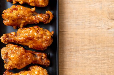 Soslu kızarmış tavuk.