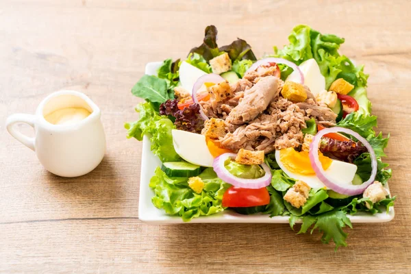 Atum com salada de legumes e ovos — Fotografia de Stock