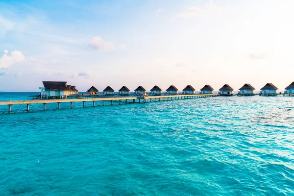 Hermosa puesta de sol tropical sobre la isla de Maldivas con bungal de agua —  Fotos de Stock