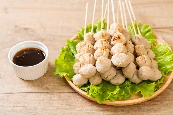 Albóndigas de cerdo a la parrilla con salsa de chile dulce — Foto de Stock