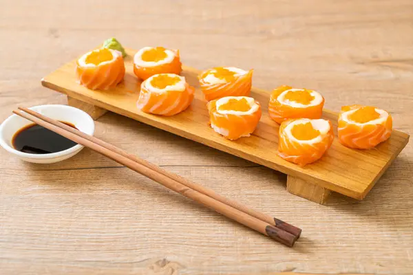 Fresh salmon sushi roll with mayonnaise and shrimp egg — Stock Photo, Image