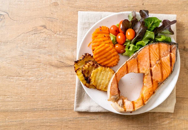 Filete de salmón a la parrilla con verduras y papas fritas —  Fotos de Stock