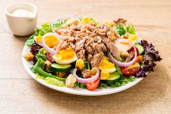 Atum com salada de legumes e ovos — Fotografia de Stock