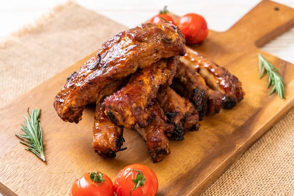 Gegrilde barbecue ribben varkensvlees — Stockfoto