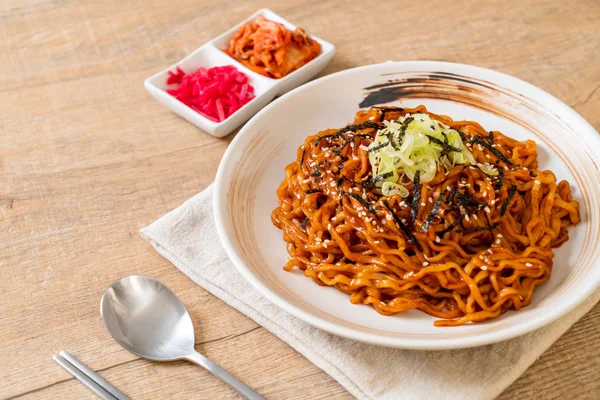Kore sıcak ve baharatlı anlık noodle kimchi ile