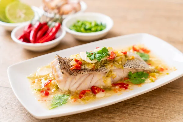 Steamed Grouper Fish Fillet with Chili Lime Sauce in lime dressi — Stock Photo, Image