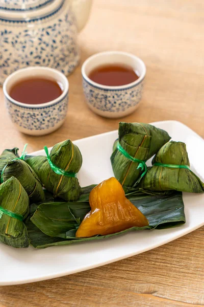 Zongzi o albóndigas de arroz pegajosas chinas tradicionales —  Fotos de Stock