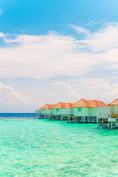 Bellissimo resort tropicale Maldive hotel e isola con spiaggia a — Foto Stock