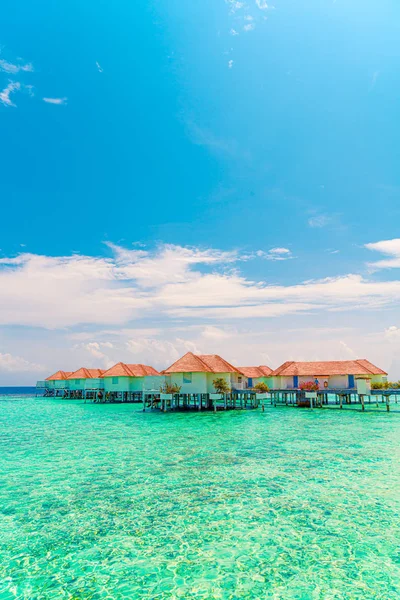 Hermoso complejo tropical de Maldivas hotel e isla con playa a — Foto de Stock