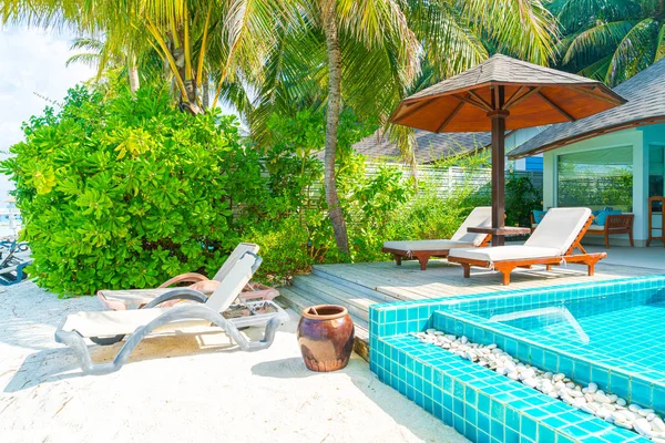 马尔代夫带游泳池和海背景的沙滩椅 — 图库照片
