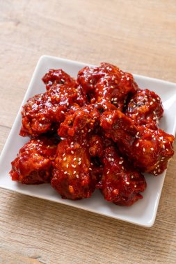 Baharatlı soslu kızarmış tavuk 