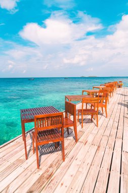 ahşap masa ve koltuk Maldivler deniz manzarası arka plan ile
