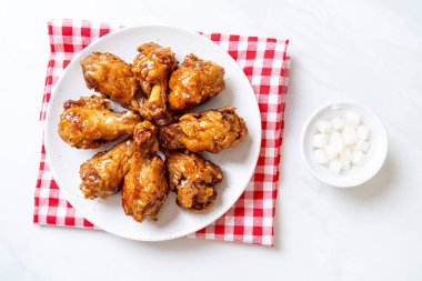 Soslu kızarmış tavuk.