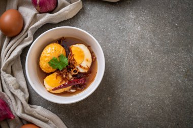 Haşlanmış yumurta demirhindi soslu kızarmış