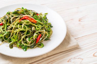 Istiridye sosu ile Kızarmış ayçiçeği Sprout