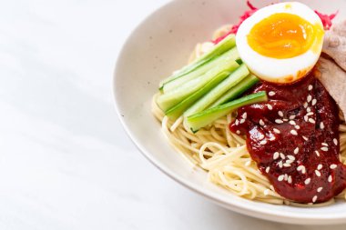 bibim naengmyeon - Kore soğuk noodles