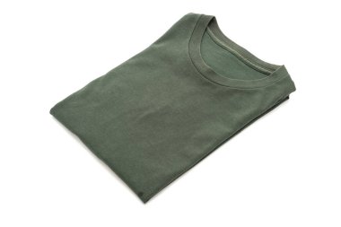 Beyaz arka plan üzerinde katlanmış t-shirt