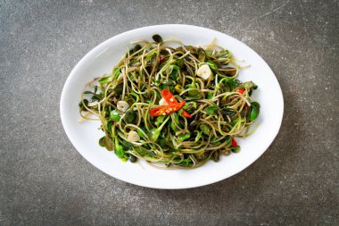 Istiridye sosu ile Kızarmış ayçiçeği Sprout