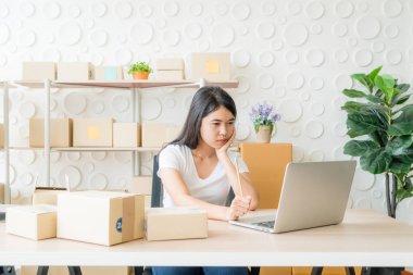 Genç Asyalı kadın kazmak ile çalışan küçük iş sahibi başlatmak