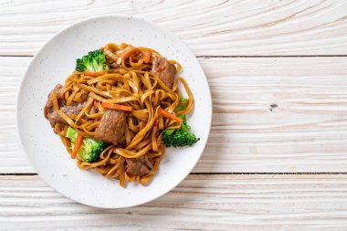 domuz ve sebze ile kızarmış erişte