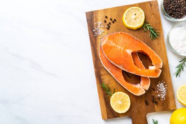 taze çiğ somon fileto biftek