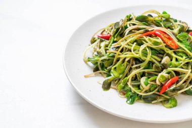 Istiridye sosu ile Kızarmış ayçiçeği Sprout