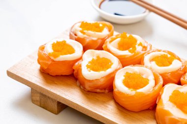 mayonez ve karides yumurta ile taze somon suşi rulo