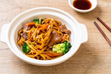 domuz ve sebze ile kızarmış erişte