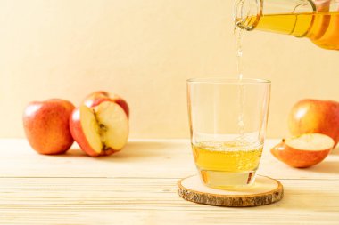 Kırmızı elma meyvesi ile elma suyu