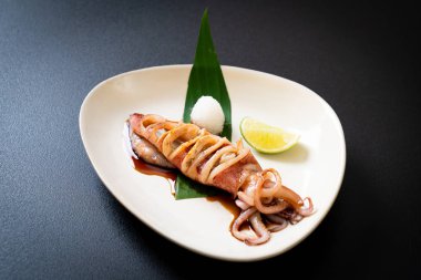 teriyaki soslu ızgara kalamar