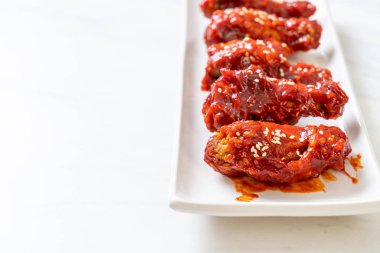 Baharatlı soslu kızarmış tavuk 