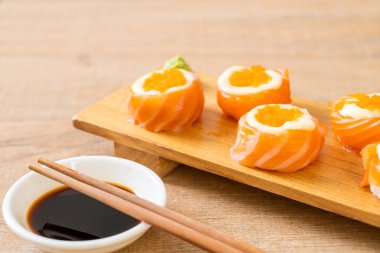 mayonez ve karides yumurta ile taze somon suşi rulo