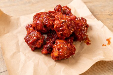 Baharatlı soslu kızarmış tavuk 