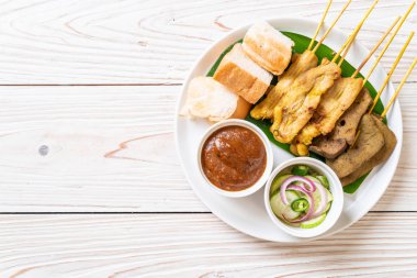 Fıstık sosu ve turşu ile domuz Satay cucumbe olan