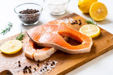 taze çiğ somon fileto biftek