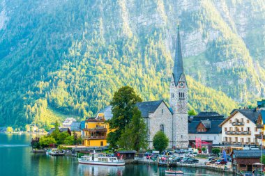 Avusturya Alpleri'nde Hallstatter gölde Hallstatt Köyü