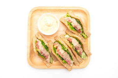 Beyaz arka planda ev yapımı tuna sandviç