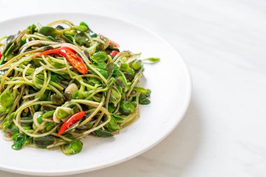 Istiridye sosu ile Kızarmış ayçiçeği Sprout