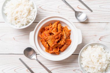 kimchi ile tavada kızartılmış domuz eti