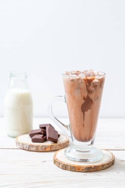 Buzlu çikolata milkshake içecek