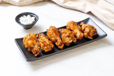 Soslu kızarmış tavuk.