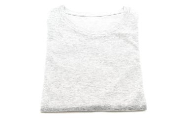 Beyaz arka plan üzerinde katlanmış t-shirt