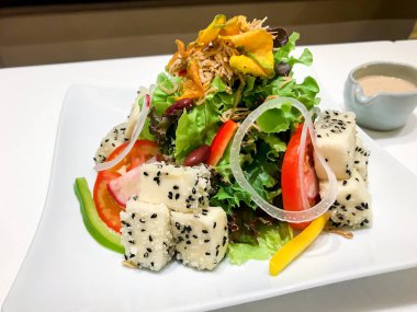 kızarmış tofu salatası