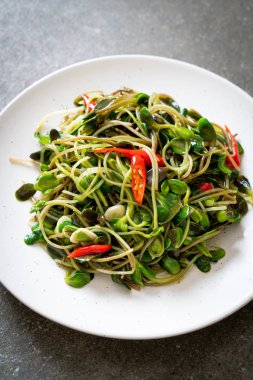 Istiridye sosu ile Kızarmış ayçiçeği Sprout