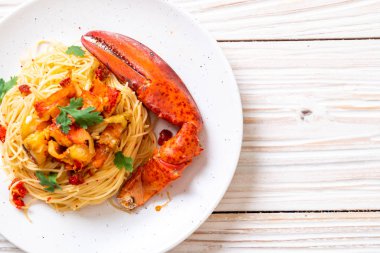 Makarna all'astice veya ıstakoz spagetti