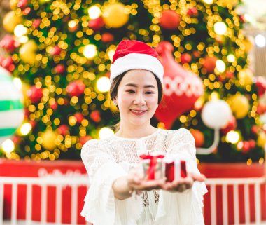 hediye ile gülümseyen güzel genç Asyalı kadın portresi