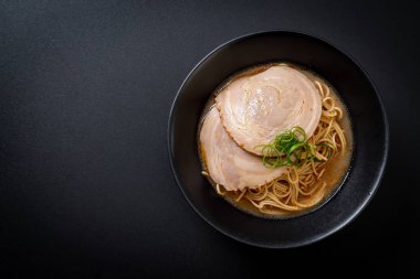 chaashu domuz eti ile TONKOTSU ramen erişte