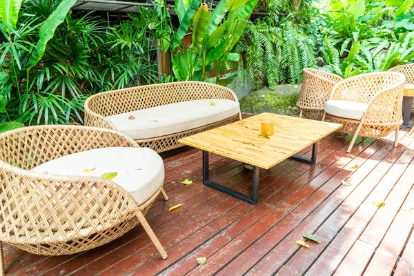 Mesa de patio exterior vacío y silla con cojines — Foto de Stock