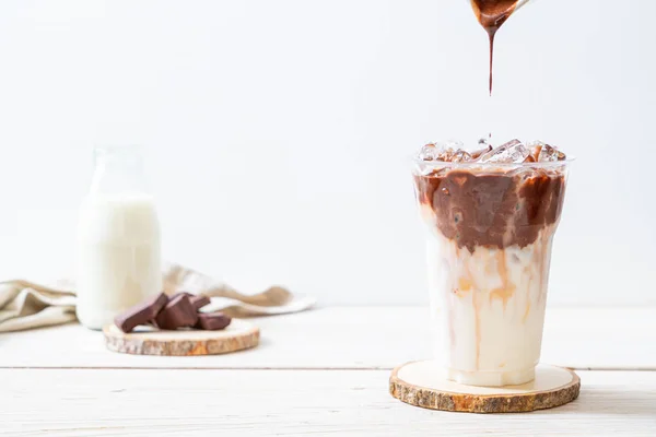 Boisson milk-shake au chocolat glacé — Photo